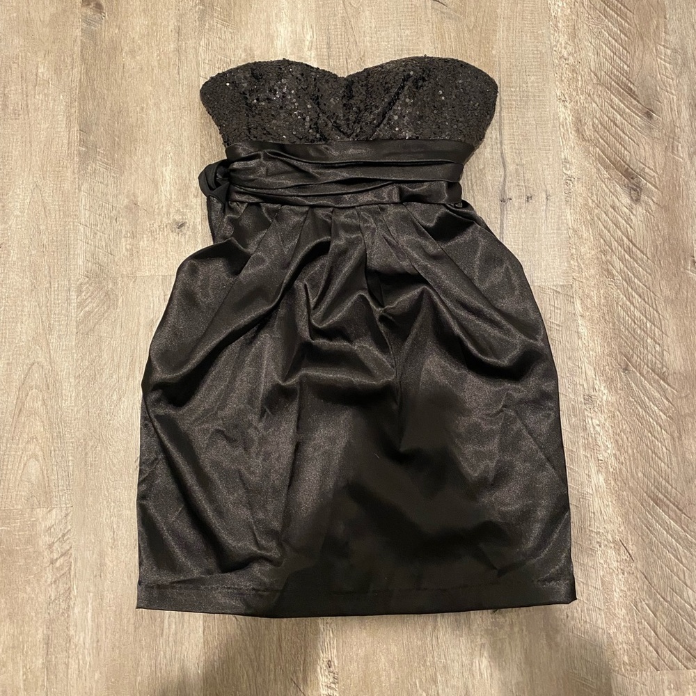 BLACK STRAPLESS DRESS WITH SPARKLE TOP WITH POCKETS